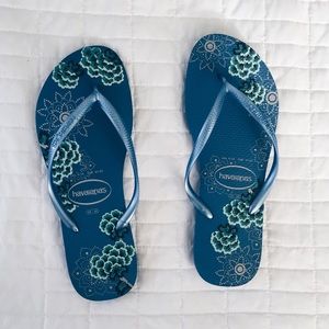 NWOT Floral Havaianas